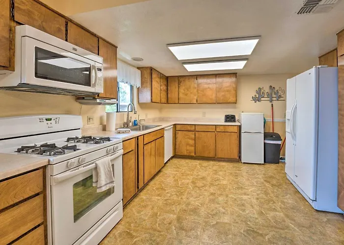 Updated Family - 2 Blocks To Colorado River!