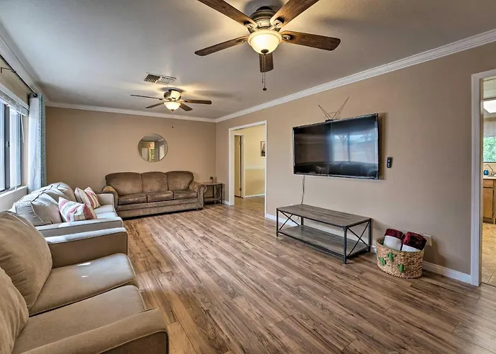 Updated Family - 2 Blocks To Colorado River!